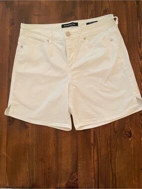 Bandolino White Women's High-Rise Bermuda Shorts
